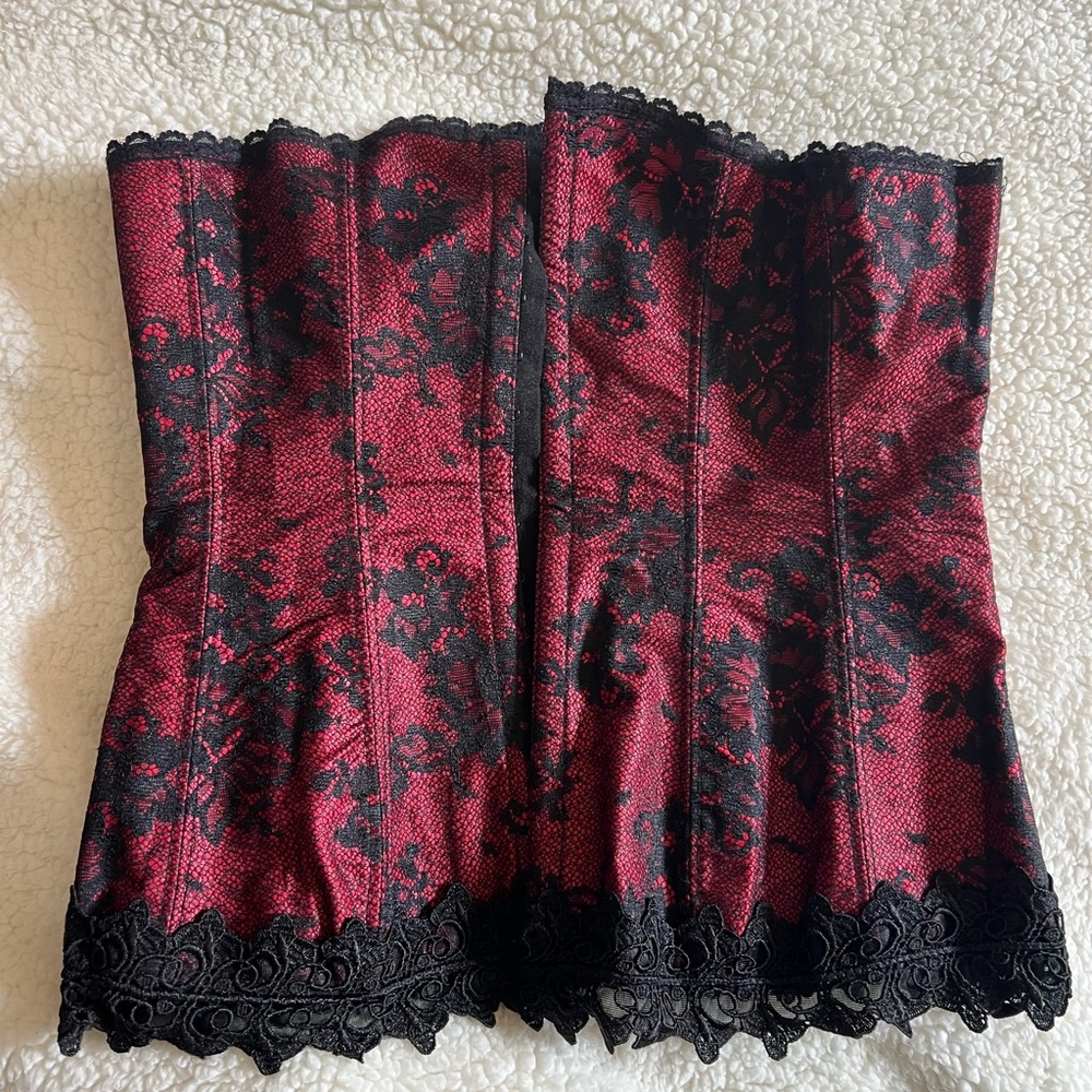 Black/red lace corset